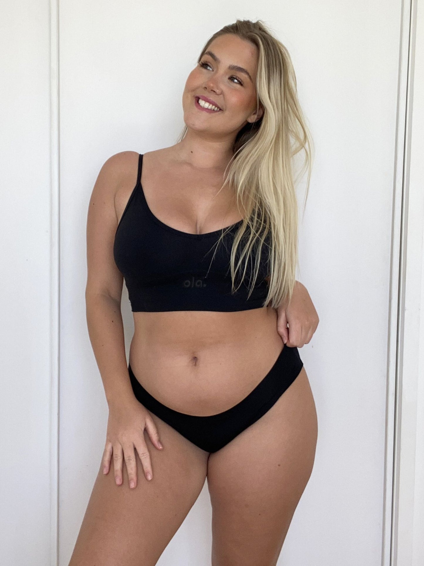 V Crop – Black