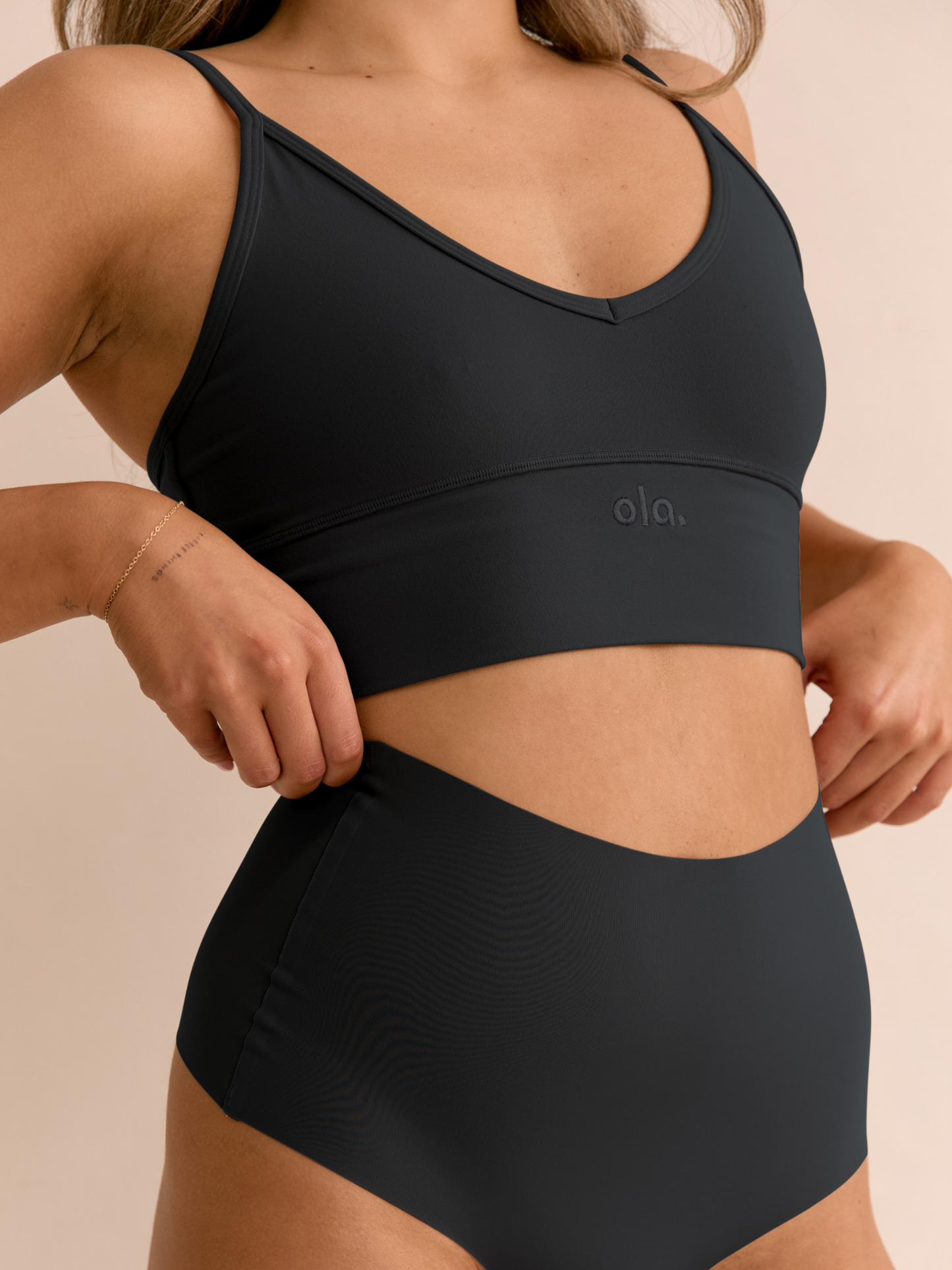 V Crop V2 – Black